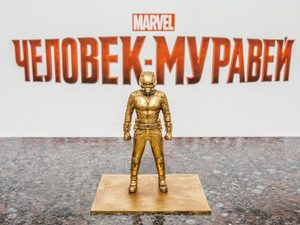 В Москве появился памятник супергерою