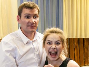 Николай Наумов спасает Зою Бербер от зомби-вируса