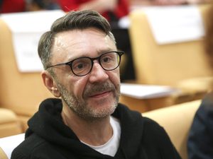 Лия Ахеджакова и Сергей Шнуров окажутся в коммунальной квартире