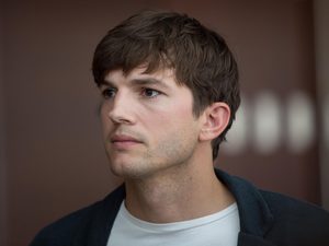 Эштон Кутчер дал показания по делу об убийстве его бывшей девушки