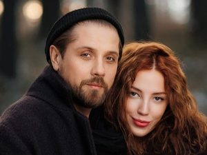 На теплоходе музыка играет: 40-летний Роман Маякин женился на 29-летней избраннице