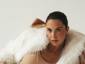 Qisqichbaqasimon bir yigit devorga yalangoch ayol doggy uslubini qoydi Uch kishi bir semiz ayol porno sikish