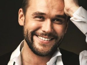 Максима Аверина задержали за дебош в самолёте