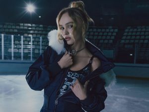 Морозный сезон: Лили-Роуз Депп снялась в новой рекламной кампании Chanel