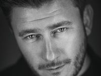Дмитрий Глуховский: «Патриархальное общество сейчас переживает очень серьёзное потрясение» 
фотографии