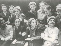 Санитарная дружина Московского ГОСЕТа. Сидят (слева направо): Э.Безверхняя, Е.Ицхоки, Э.Берковская; стоят: Сиротина, Э.Теблина, Х.Блинчевская, С.Биник, Б.Рейнер, С.Карчнер, С.Ротбаум. Москва, 1941 г. (Из архива Э.М.Безверхней)